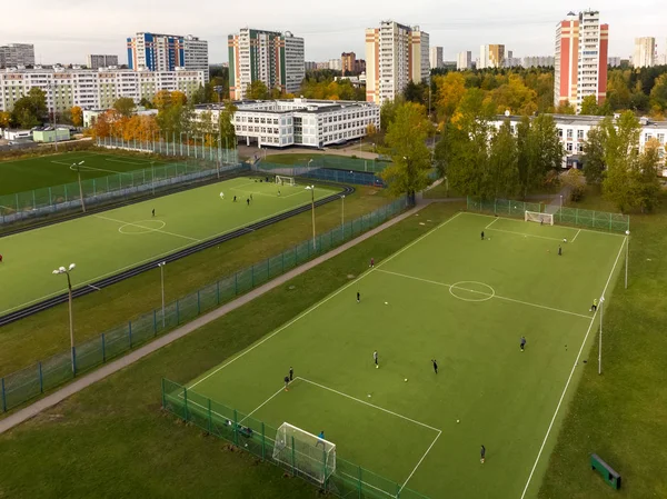 Moscow, Russia - October 29. 2018. City landscape with school and football field in Zelenograd — Stock Photo, Image
