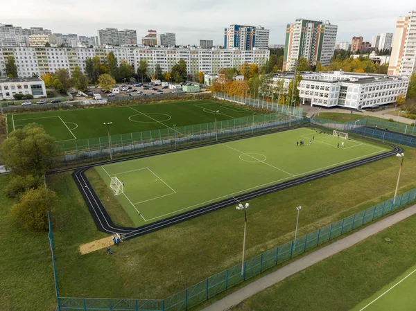 モスクワ, ロシア連邦 - 10 月 29 日。2018。 ゼレノグ ラードの学校とサッカーのフィールドのある風景します。 — ストック写真