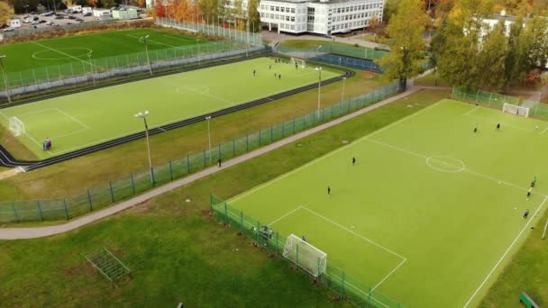 Moscú, Rusia - 29 de octubre. 2018. Paisaje urbano con escuela y campo de fútbol en Zelenograd — Vídeos de Stock