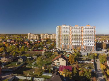 Yüksek katlı bina yapım aşamasında özel evler arasında konut