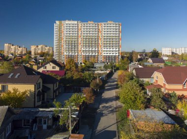 Yüksek katlı bina yapım aşamasında özel evler arasında konut