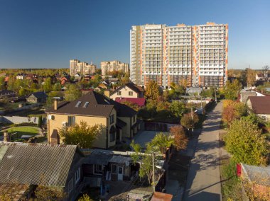 Yüksek katlı bina yapım aşamasında özel evler Rusya arasında konut