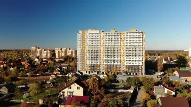 Hoogbouw residentiële gebouw in aanbouw onder privé huizen in Rusland — Stockvideo