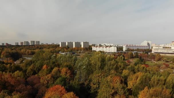 Escalada sobre el arboreto y el Parque de la Victoria en Zelenogradof Moscú, Rusia — Vídeos de Stock