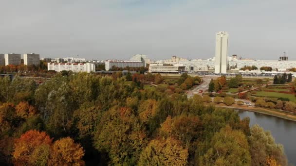 Αναρρίχηση πέρα από δενδρολογικός κήπος και το πάρκο της νίκης στη Μόσχα Zelenogradof, Ρωσία — Αρχείο Βίντεο