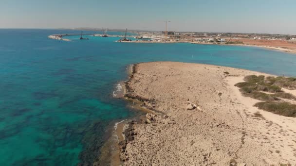 Construcción de un puerto marítimo a lo largo de la costa cerca de Ayia Napa, Chipre — Vídeo de stock