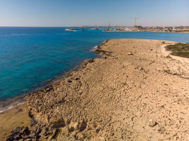 Ayia Napa, Kıbrıs yakınındaki bir inşaat iskelesi sahil şeridine