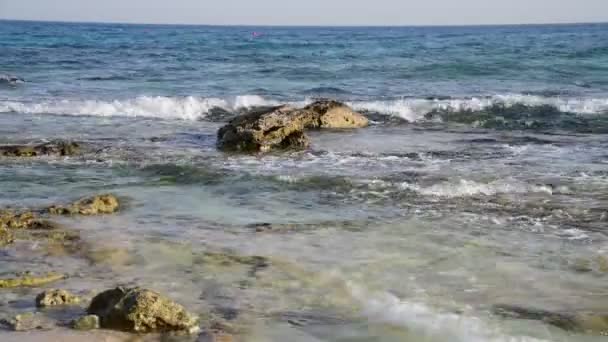 Wellen des Mittelmeeres plätschern auf Felsen in Küstennähe — Stockvideo