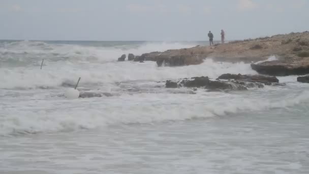 Ayia Napa, Kıbrıs - 1 Kasım. 2018.People bir fırtına sırasında Sahil yakınındaki kayalarda — Stok video