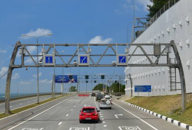 Soçi, Rusya - 2 Haziran 2018. Trafik ve yol signson A-147 Otoban
