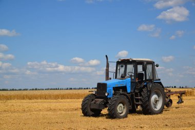 Gryazi, Rusya Federasyonu - Ağustos 2.2017. Belarus Minsk traktör fabrikasında 1950 yılından bu yana üretilen tekerlekli traktör, Beyaz Rusya olduğunu.