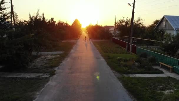 Hermoso atardecer sobre una pequeña ciudad en Rusia — Vídeo de stock