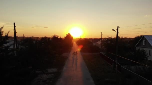 Hermoso atardecer sobre una pequeña ciudad en Rusia — Vídeo de stock