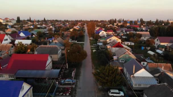 Vuelo sobre pequeña ciudad en el atardecer en Rusia — Vídeos de Stock