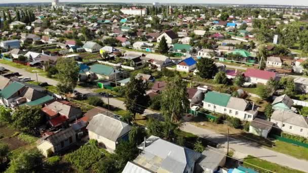 Vista superior de la pequeña ciudad en el centro de Rusia. moviéndose hacia los lados — Vídeos de Stock