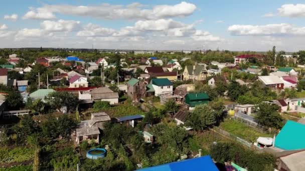 Vuelo sobre la pequeña ciudad en la puesta del sol en Rusia. movimiento ascendente — Vídeos de Stock