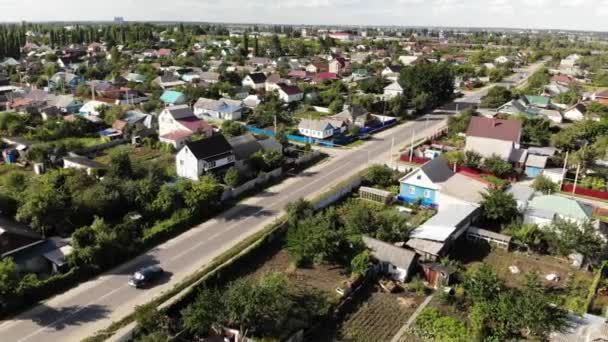 Luchtfoto van kleine stad in Centraal-Rusland. verhuizen sideways — Stockvideo
