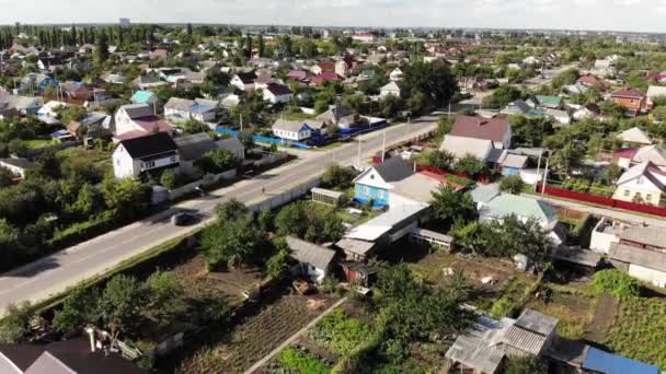 Luchtfoto van kleine stad in Centraal-Rusland. neerwaartse beweging — Stockvideo