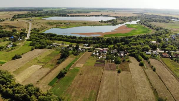 Paisaje natural del centro de Rusia con campo, río y estanque en otoño. movimiento hacia adelante — Vídeos de Stock