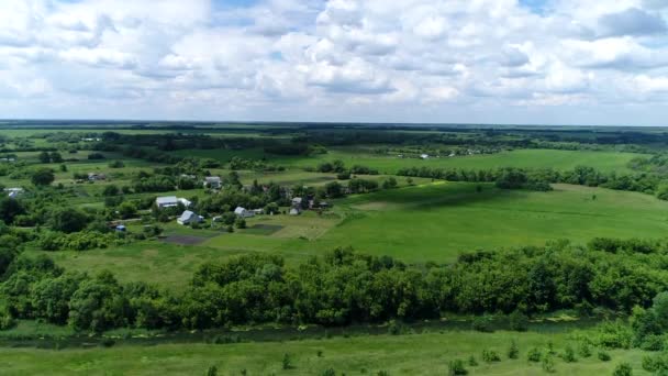 El ascenso por encima de la aldea en el centro de Rusia. Verano. — Vídeos de Stock