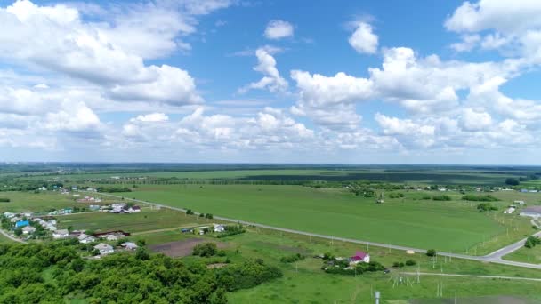 Сельский пейзаж с красивым небом в летний день, Россия — стоковое видео