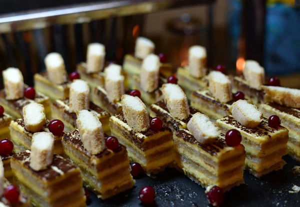 Portion Blätterteig Kekse Mit Beeren Einer Roten Johannisbeere — Stockfoto