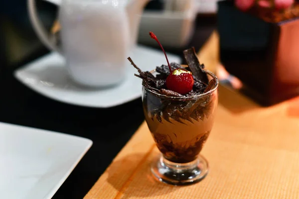 Porzione Dolce Con Cioccolato Ciliegia Bicchiere — Foto Stock