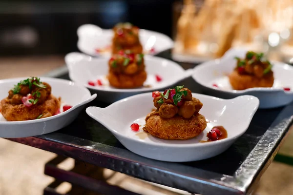 Portion Kartoffeljause Mit Granatapfel — Stockfoto