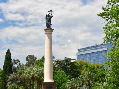 Soçi, Rusya - 2 Haziran 2018. Archangel Michael Kurortny umudu Meydanı anıt