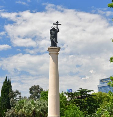 Soçi, Rusya - 2 Haziran 2018. Archangel Michael Kurortny umudu Meydanı anıt