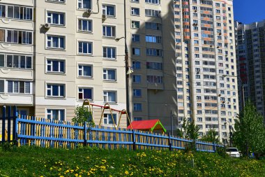 Khimki, Rusya Federasyonu - 10 Mayıs. 2018. tipik bir yerleşim bölgesinde kentsel peyzaj