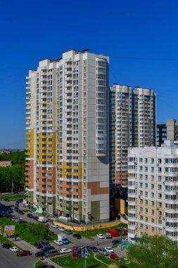 Khimki, Rusya Federasyonu - 10 Mayıs. 2018. konut, otomobil ve yol ile cityscape