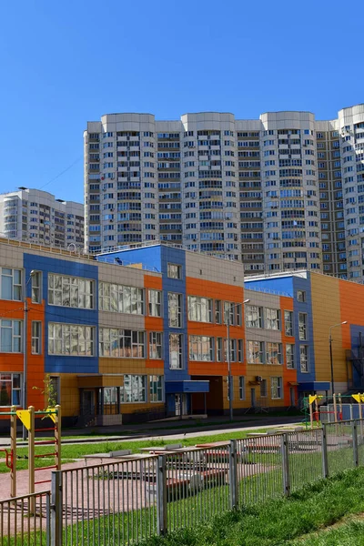 Chimki Rosja Maja 2018 Piękne Państwo Kompleksowe Szkoła Kształcenia Podstawowego — Zdjęcie stockowe