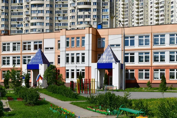 Khimki Rusia Mayo 2018 Paisaje Ciudad Con Construcción Jardín Infancia —  Fotos de Stock