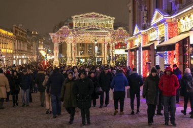 Moscow, Rusya Federasyonu-Ocak 2. 2019. tatil ve Noel Festivali sırasında misafirler Muscovites yürüyor