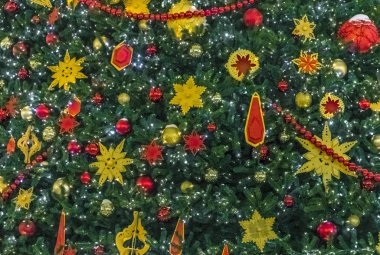 Moskova, Rusya sokakta güzel bir Noel ağacı parçası