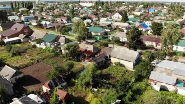 Rusya'da küçük kasabada On Sunset uçuş. aşağı doğru hareket