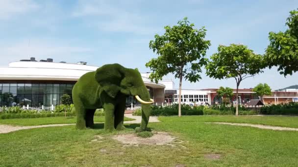 Сочи, Россия - 31 мая. 2018 год. Садовая скульптура африканского слона в отеле Sochi Park Hotel — стоковое видео