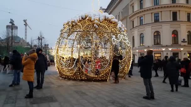 モスクワ, ロシア連邦 - 1 月 7.2019。ルビャンカ通りのクリスマスの輝く装飾 — ストック動画