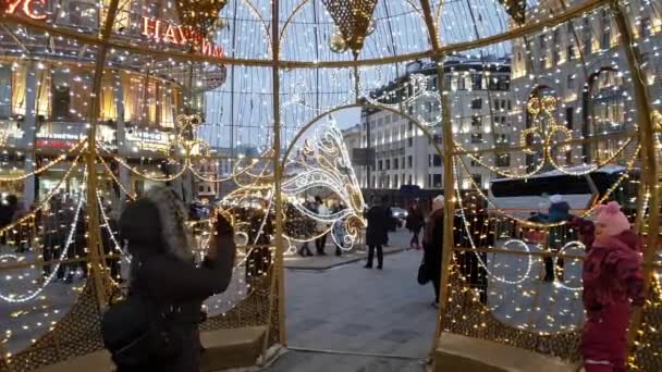 モスクワ, ロシア連邦 - 1 月 7.2019。ルビャンカ通りのクリスマスの輝く装飾 — ストック動画