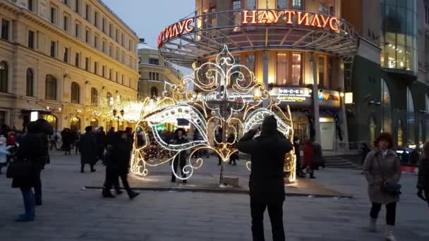 Μόσχα, Ρωσία - Ιανουαρίου 7.2019. Λαμπερό διακοσμήσεις Χριστουγέννων στην οδό Λουμπιάνκα — Αρχείο Βίντεο