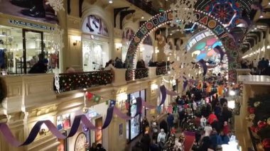 Moskova, Rusya - Ocak 7.2019. Sakız depodaki Noel süsleri