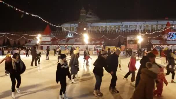 Mosca, Russia - 7 gennaio 2019. Persone su una pista di pattinaggio di gomma su Piazza Rossa — Video Stock