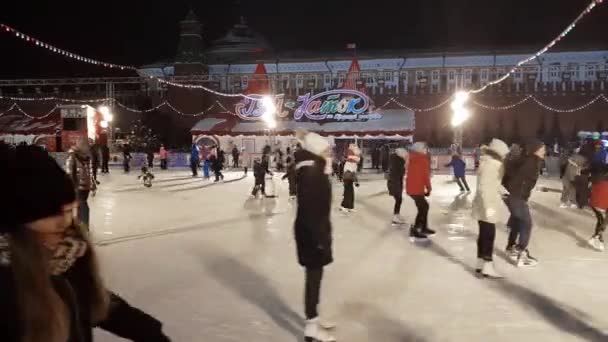 Mosca, Russia - 7 gennaio 2019. Persone su una pista di pattinaggio di gomma su Piazza Rossa — Video Stock