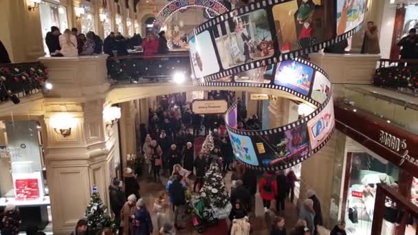 Mosca, Russia - 7 gennaio 2019. Decorazioni natalizie dedicate ai cartoni animati sovietici nel negozio GUM — Video Stock