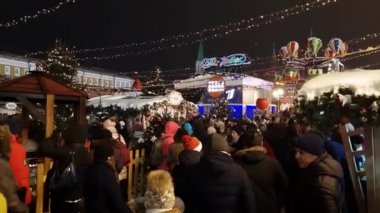 Moskova, Rusya - Ocak 7.2019. Kırmızı kare üzerinde Noel Fuarı
