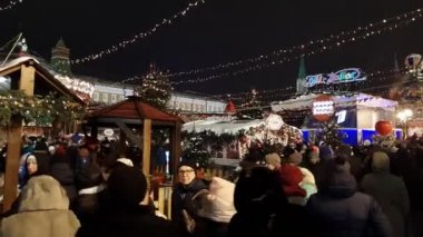 Moskova, Rusya - Ocak 7.2019. Kırmızı kare üzerinde Noel Fuarı