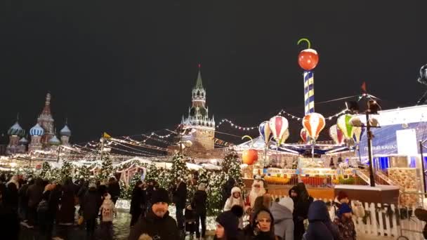 Moskau, russland - januar 7.2019. viele menschen auf weihnachtsmarkt auf dem roten platz — Stockvideo