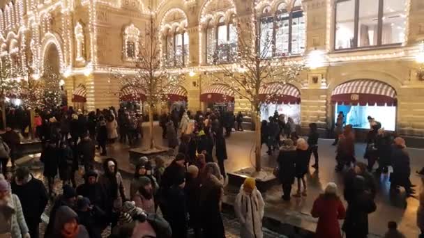 Moskou, Rusland - januari 7.2019. Mensen op Christmas Fair op het Rode plein in de buurt van het tandvlees opslaan — Stockvideo