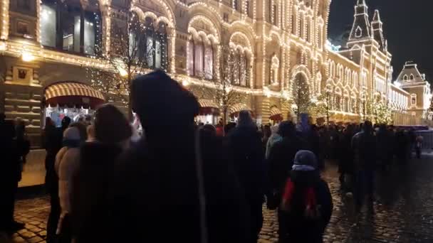 Moscú, Rusia - Enero 7.2019. Gente en la Feria de Navidad en la Plaza Roja cerca de la tienda de encías — Vídeos de Stock